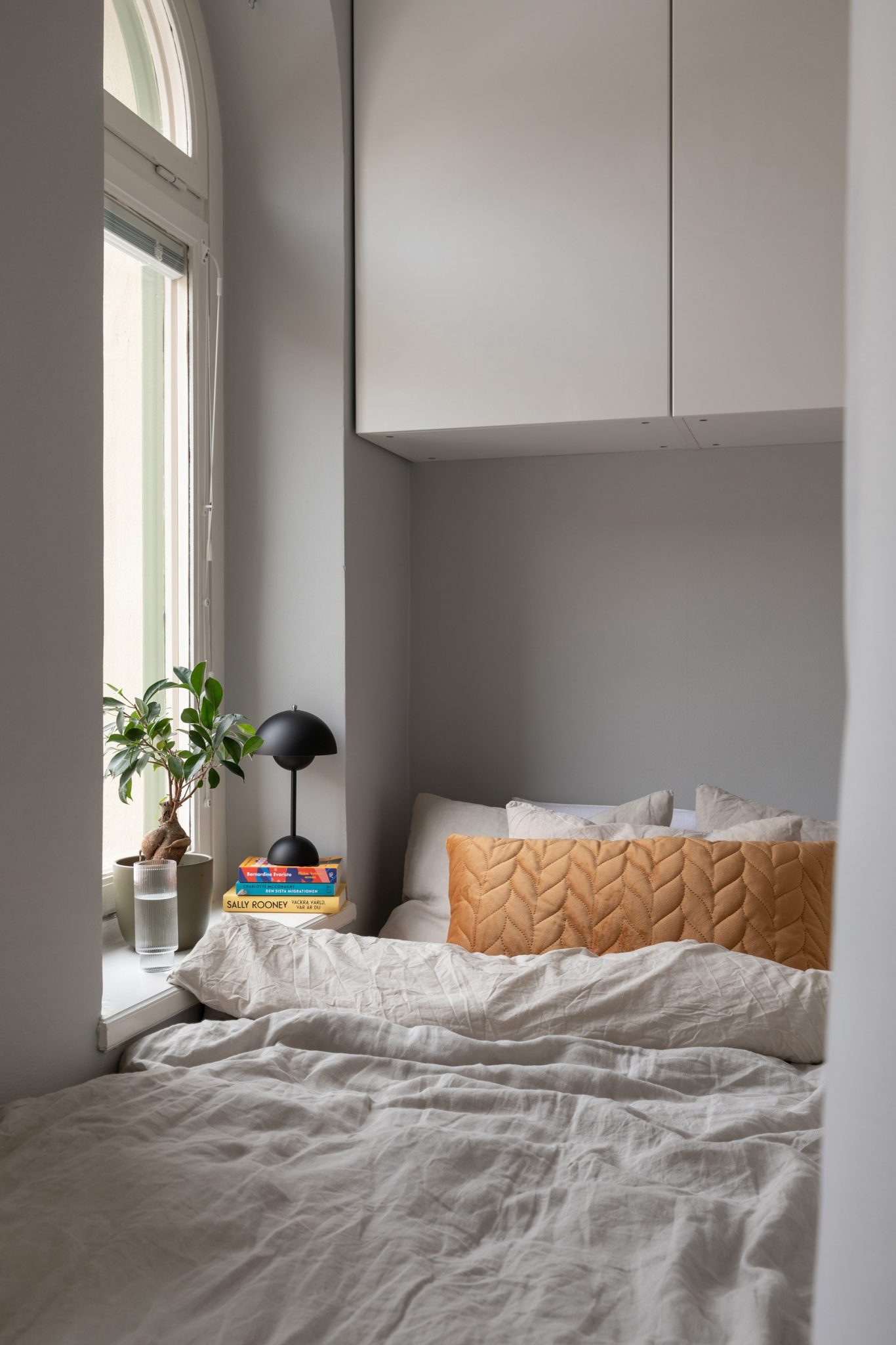 chambre alcôve fenêtre cintrée studio 34m2 dans immeuble ancien décoration scandinave