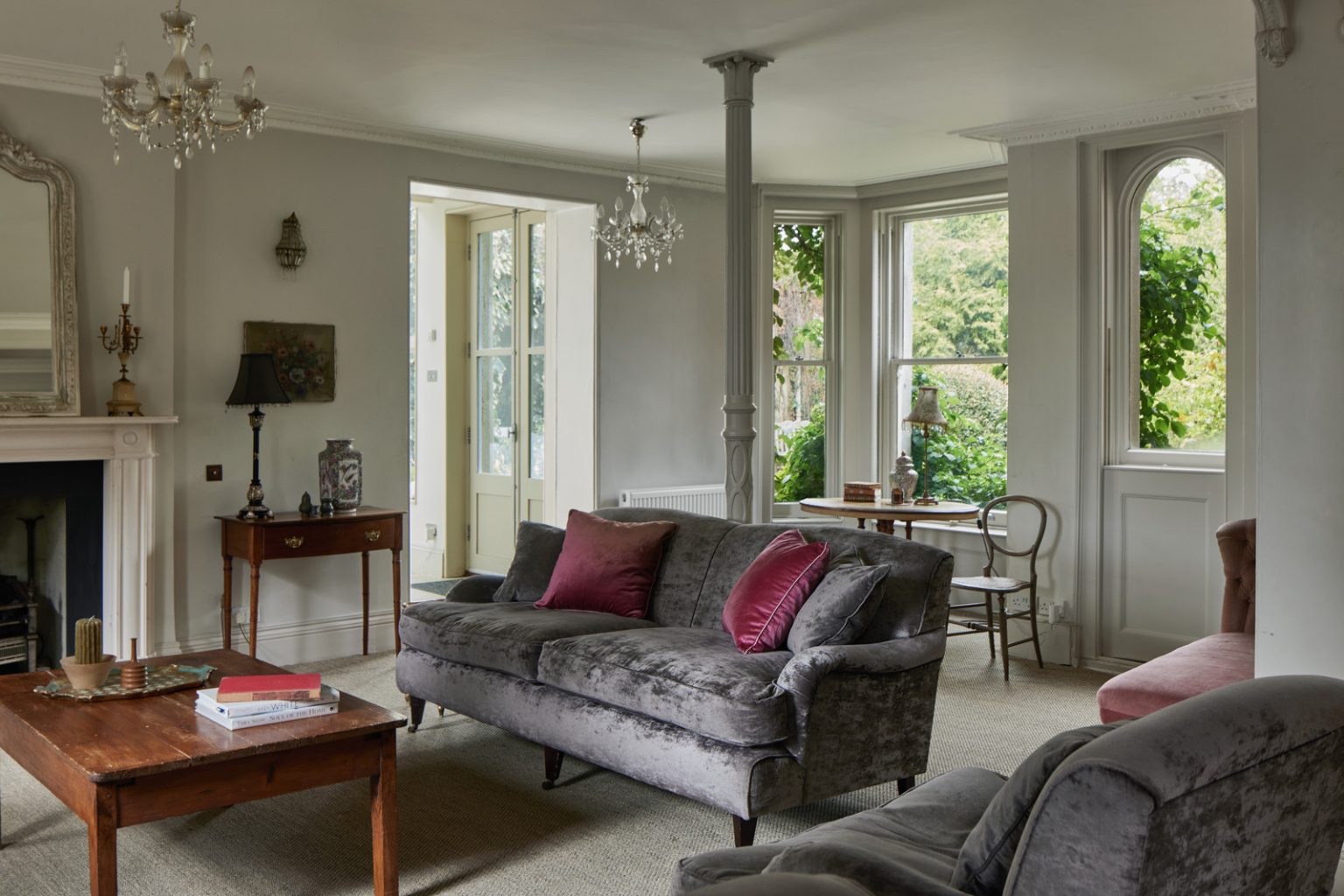 salon avec cheminée maison anglaise décoration classique chic