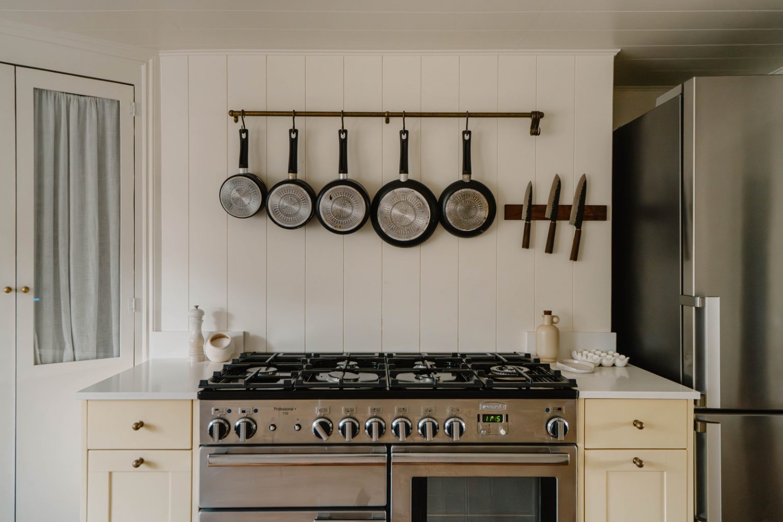 cuisine shaker blanc cassé avec piano de cuisson décoration contemporaine maison ancienne