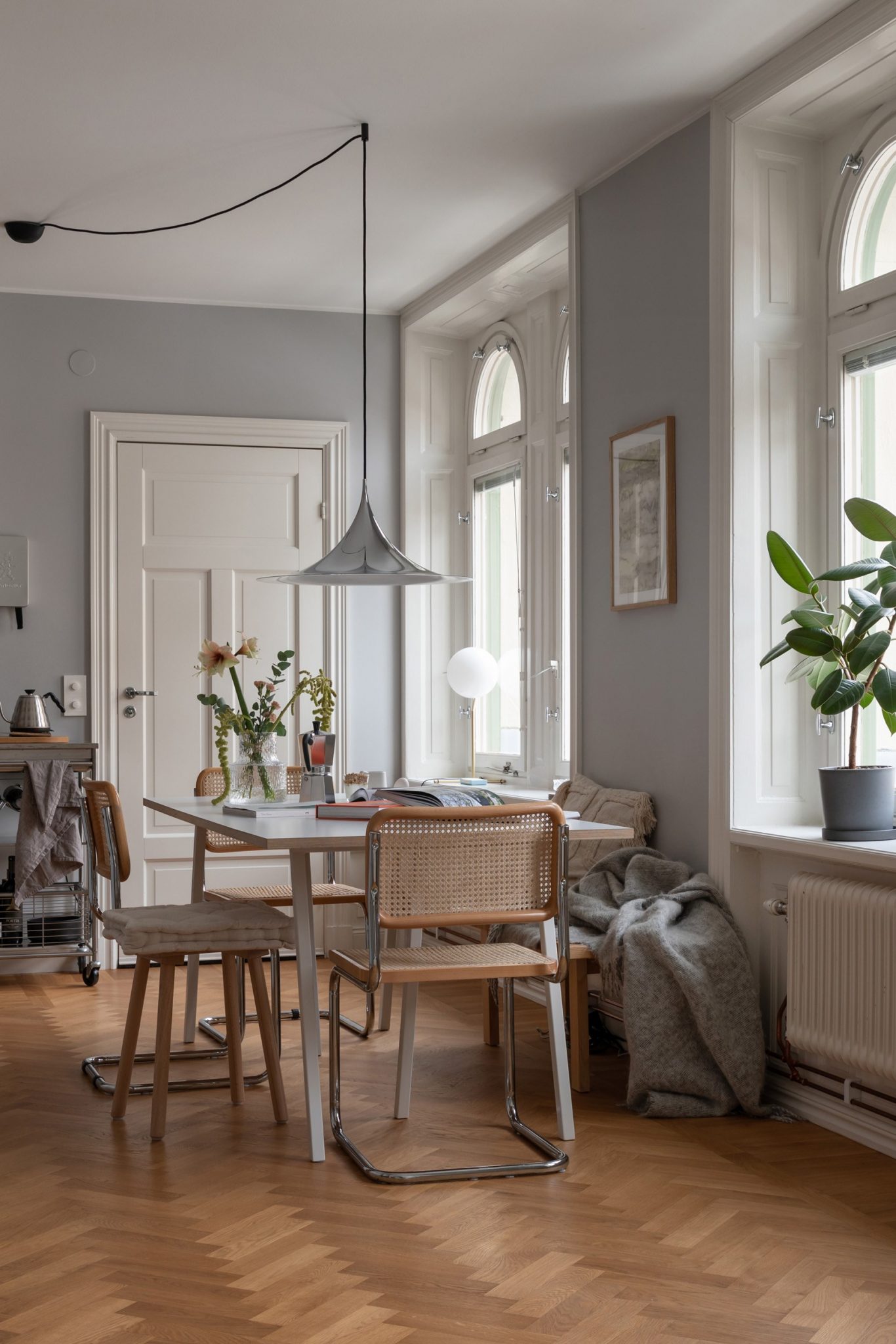 salle à manger murs gris fenêtres cintrées studio 34m2 dans immeuble ancien décoration scandinave