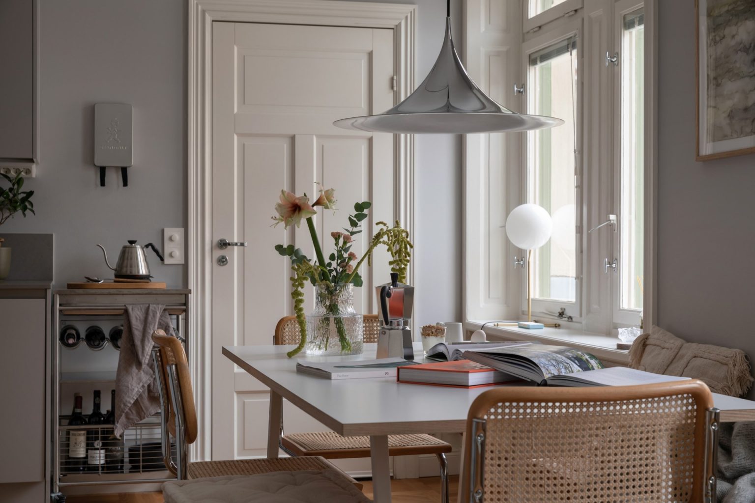 cuisine ouverte et salle à manger murs gris fenêtres cintrées studio 34m2 dans immeuble ancien décoration scandinave