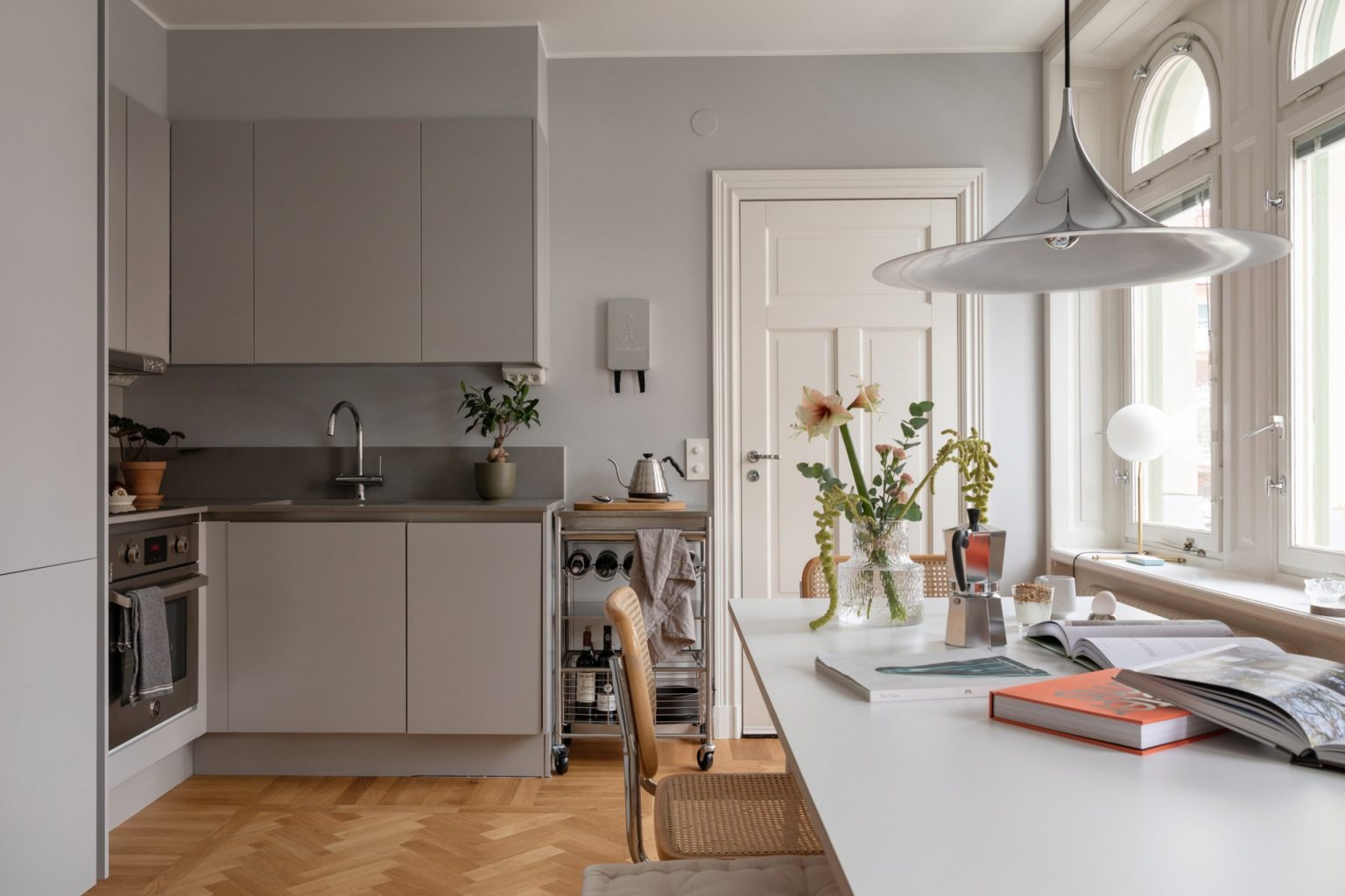 cuisine ouverte design grise et salle à manger studio 34m2 dans immeuble ancien décoration scandinave