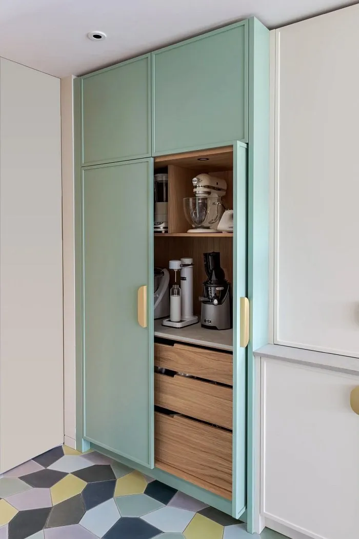 cuisine Art Déco moderne et familiale décoration colorée maison Londres Notting Hill