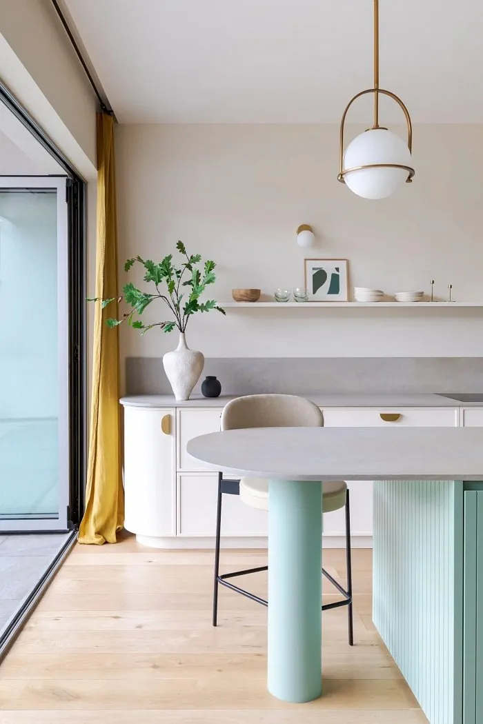 cuisine Art Déco moderne et familiale décoration colorée maison Londres Notting Hill