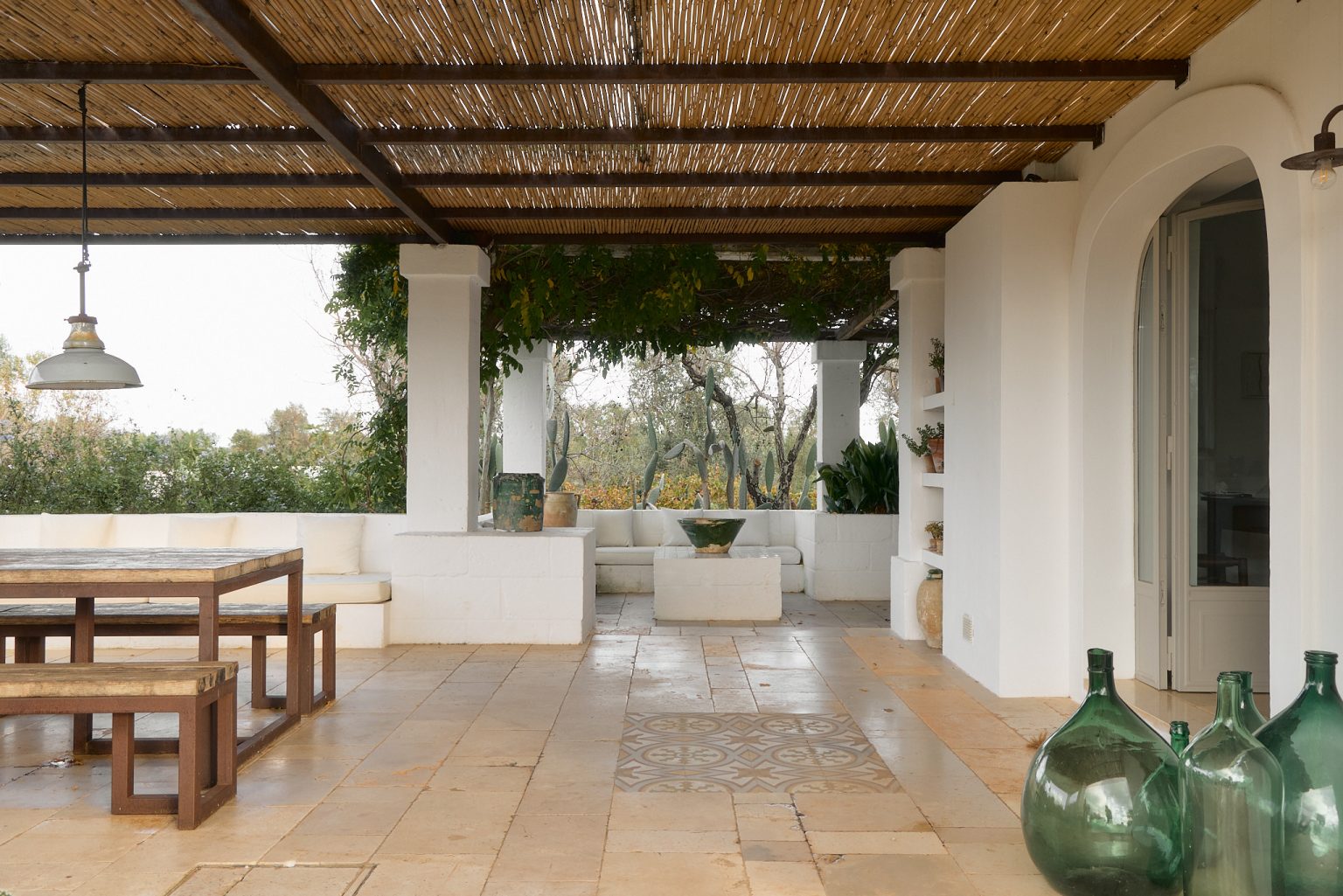 terrasse avec pergola décoration rustique chic Villa Castelluccio