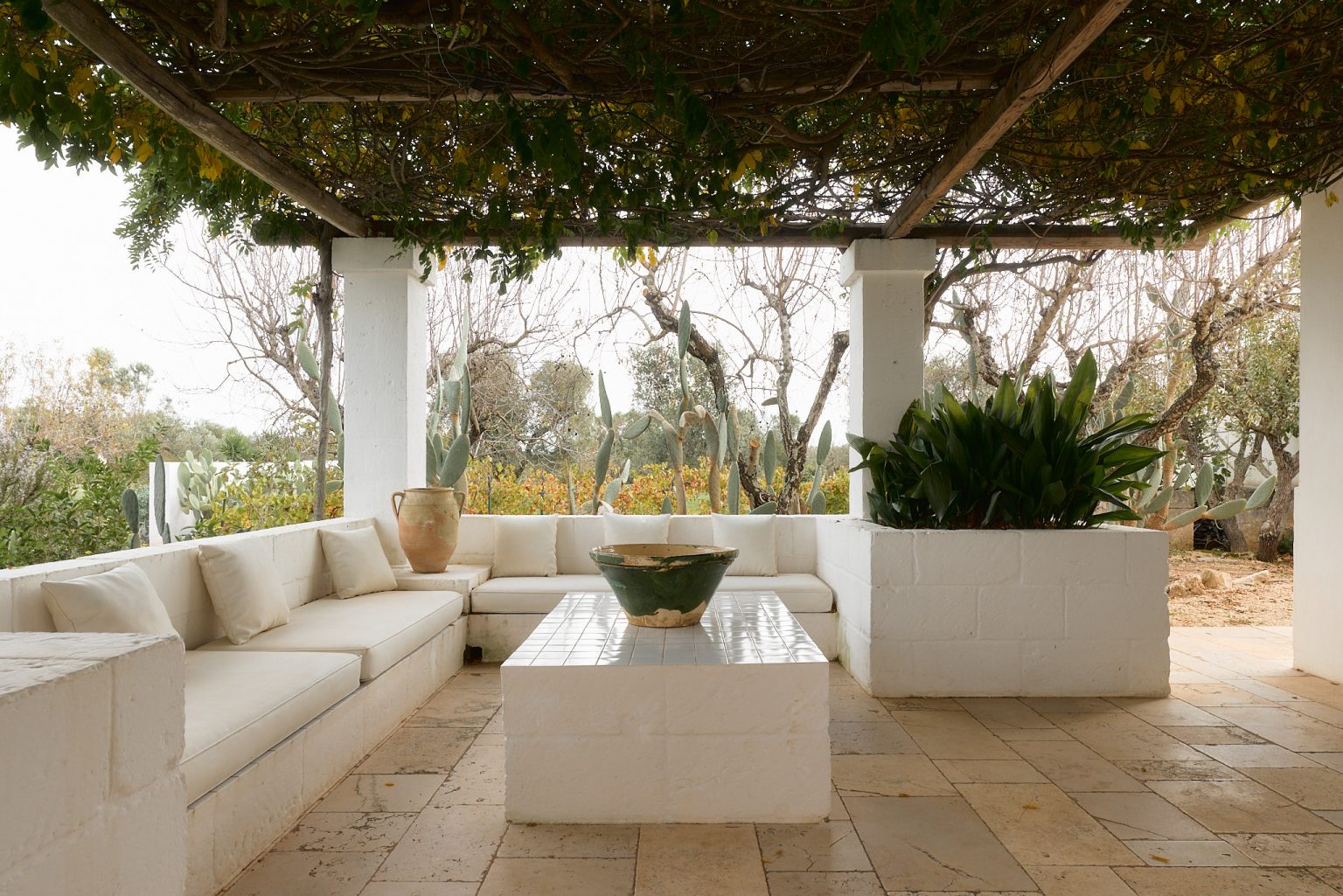 terrasse avec pergola décoration rustique chic Villa Castelluccio