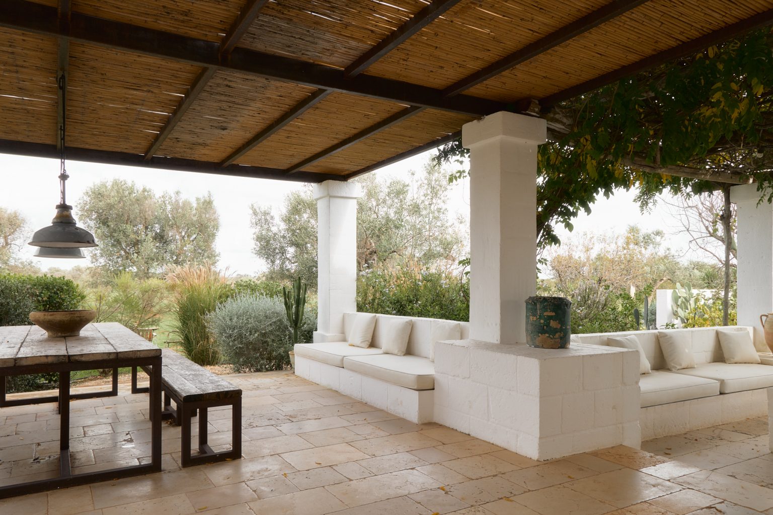 terrasse avec pergola décoration rustique chic Villa Castelluccio