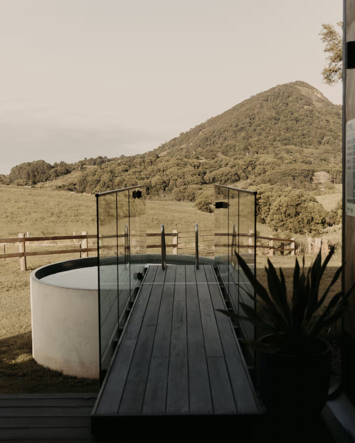 plunge pool maison préfabriquée à l'architecture futuriste Kurui Cabin