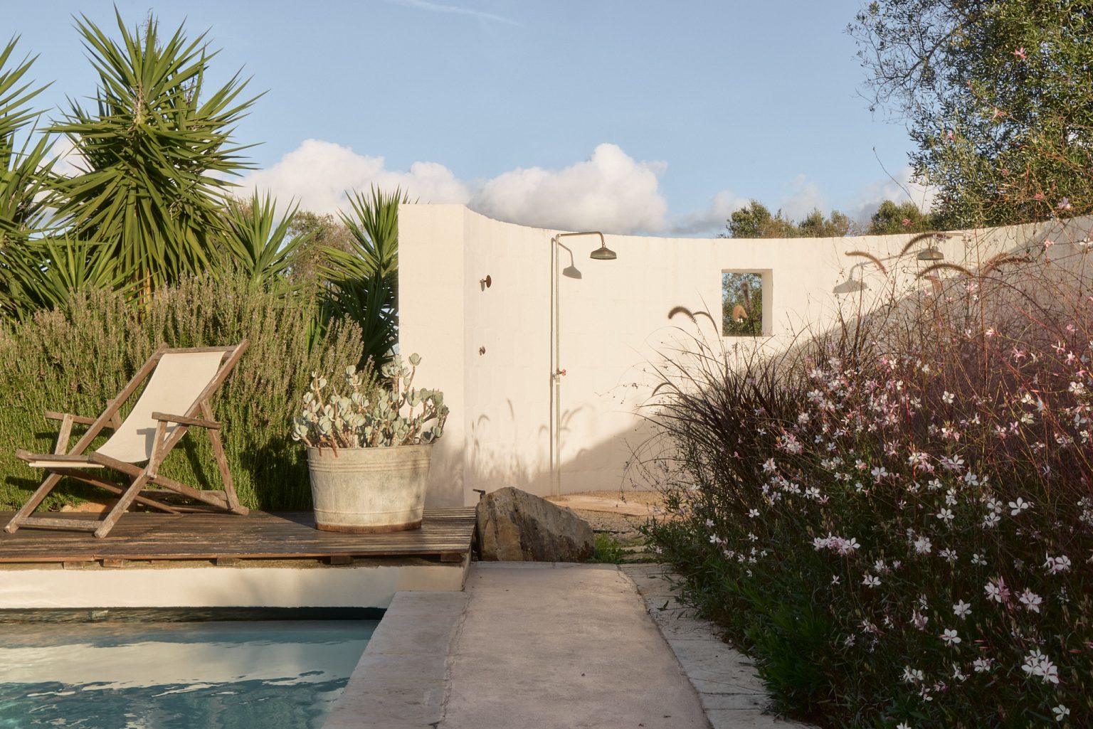 jardin avec piscine et douche extérieure maison dans les Pouilles Villa Castelluccio