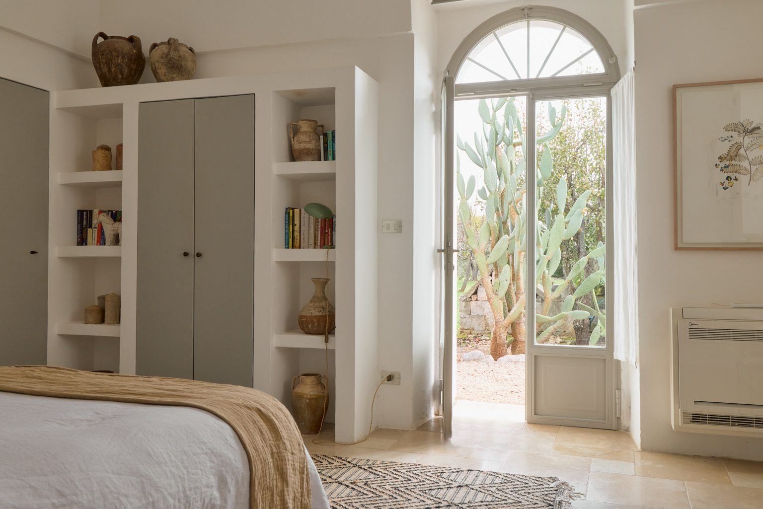 chambre décoration naturelle et rustique chic maison dans les Pouilles Villa Castelluccio fenêtre cintrée