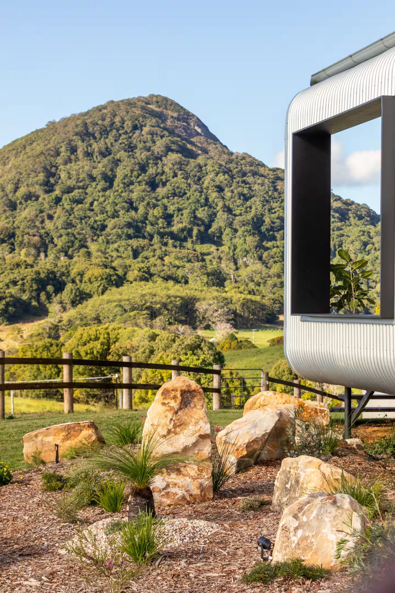 maison préfabriquée à l'architecture futuriste Kurui Cabin