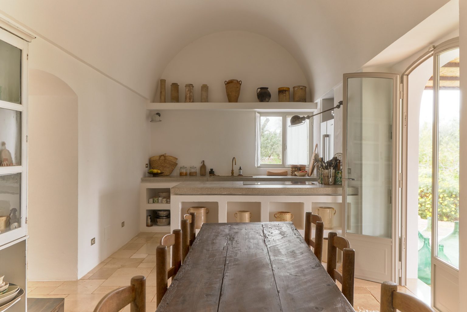 cuisine maçonnée décoration naturelle et rustique chic maison dans les Pouilles Villa Castelluccio