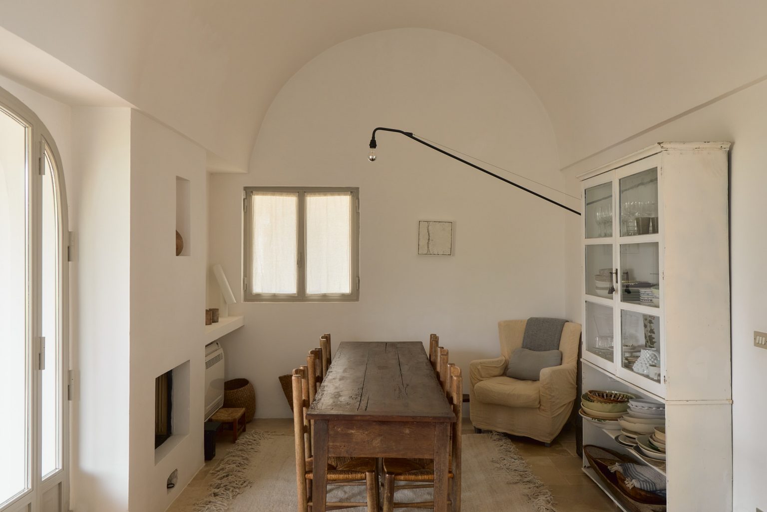 salle à manger avec cheminée décoration naturelle et rustique chic maison dans les Pouilles Villa Castelluccio