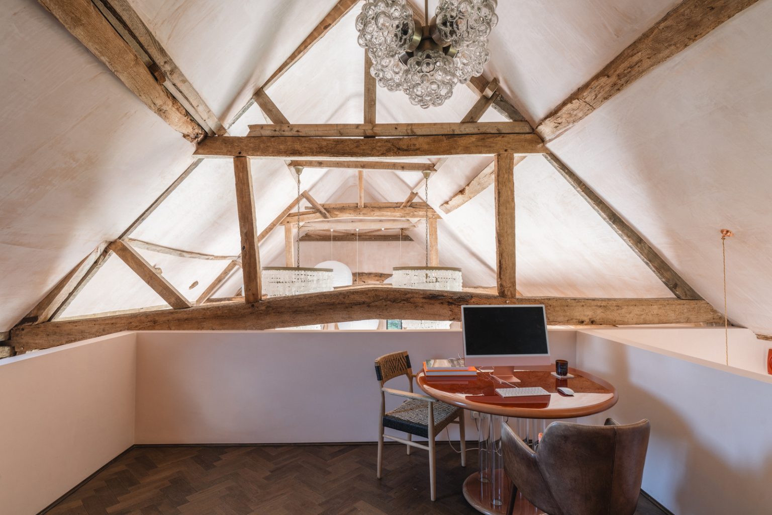 mezzanine sur salon avec colombages et poutres ancienne grange rénovée du 18e siècle