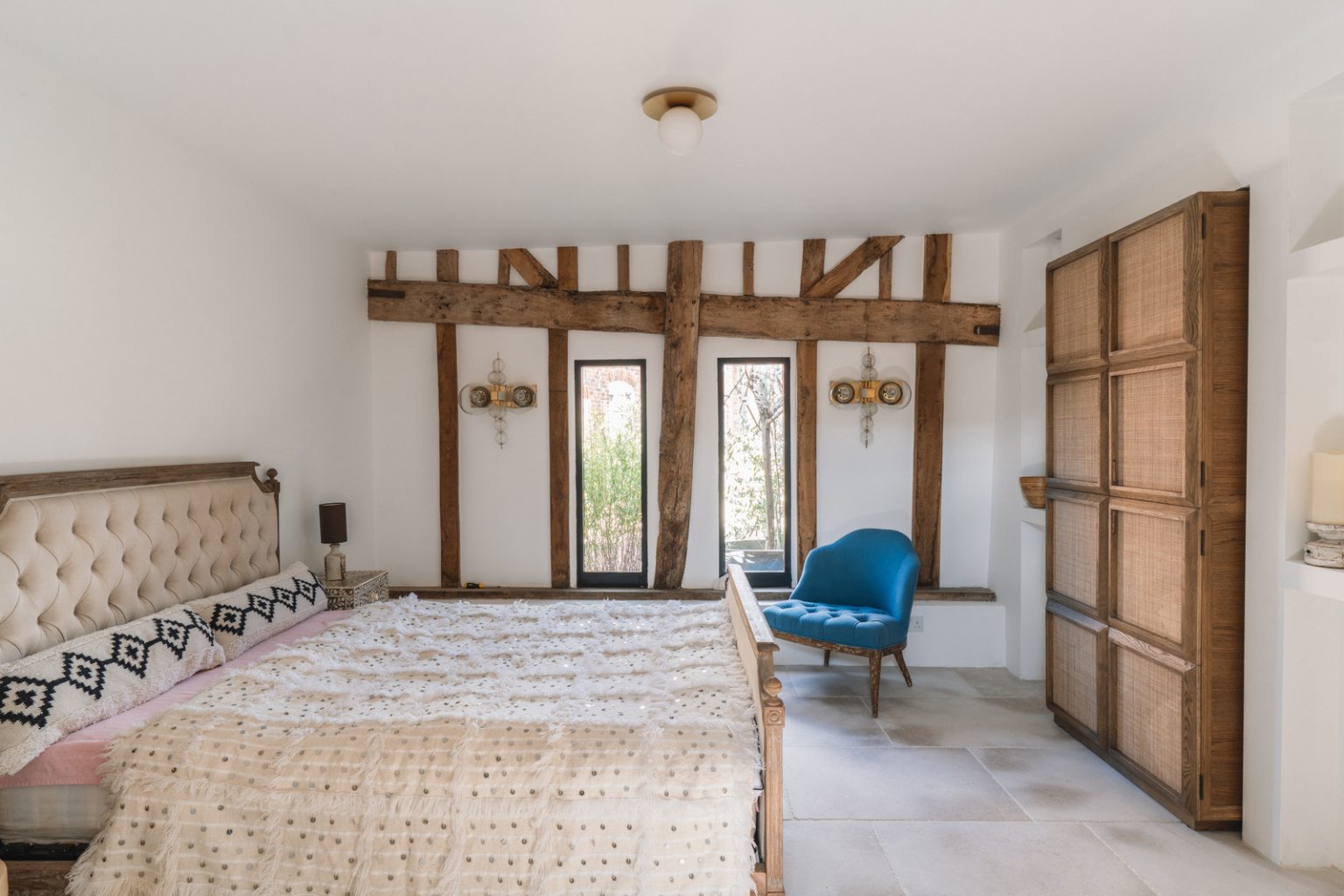 chambre avec colombages et poutres ancienne grange rénovée du 18e siècle