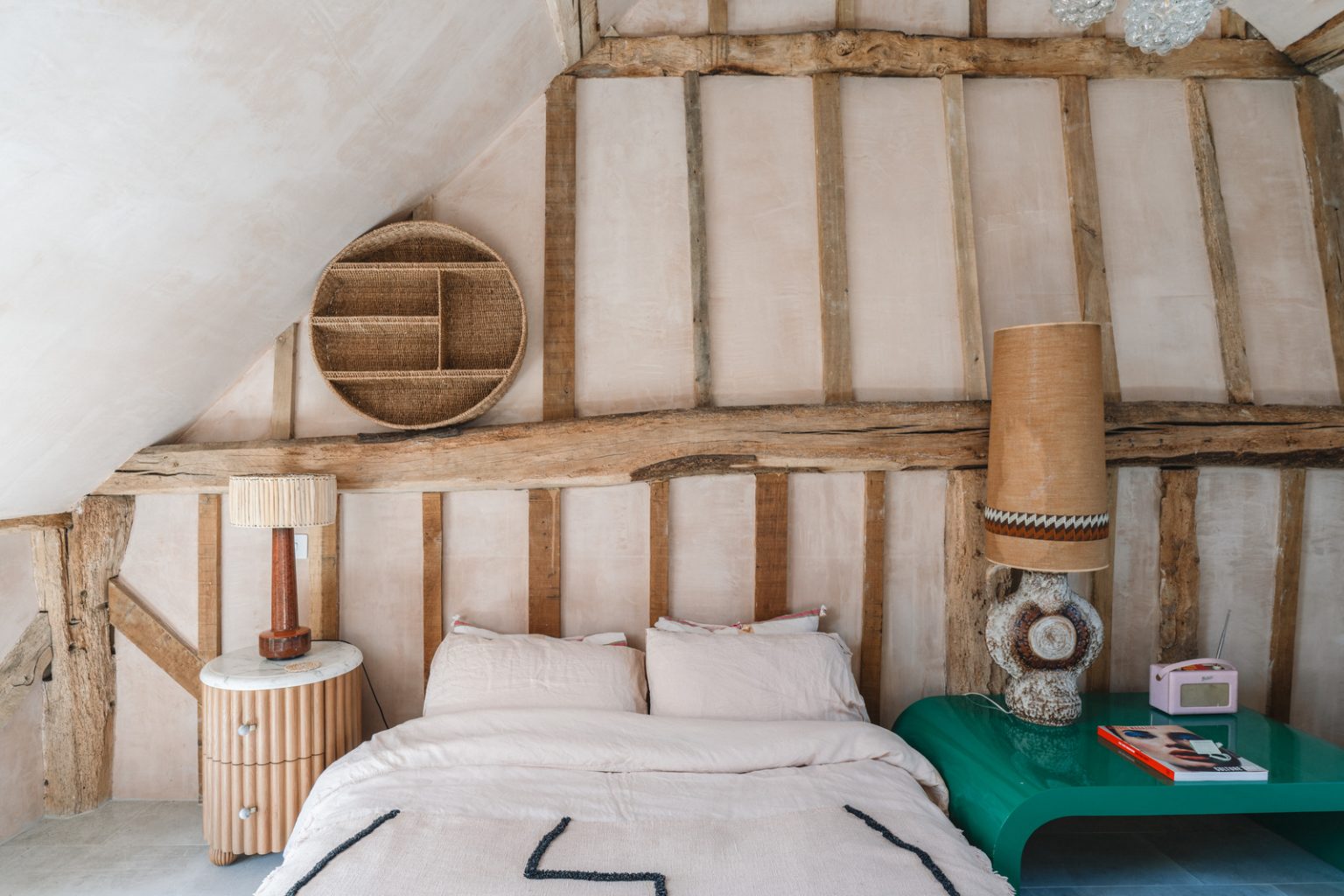 chambre avec colombages et poutres ancienne grange rénovée du 18e siècle