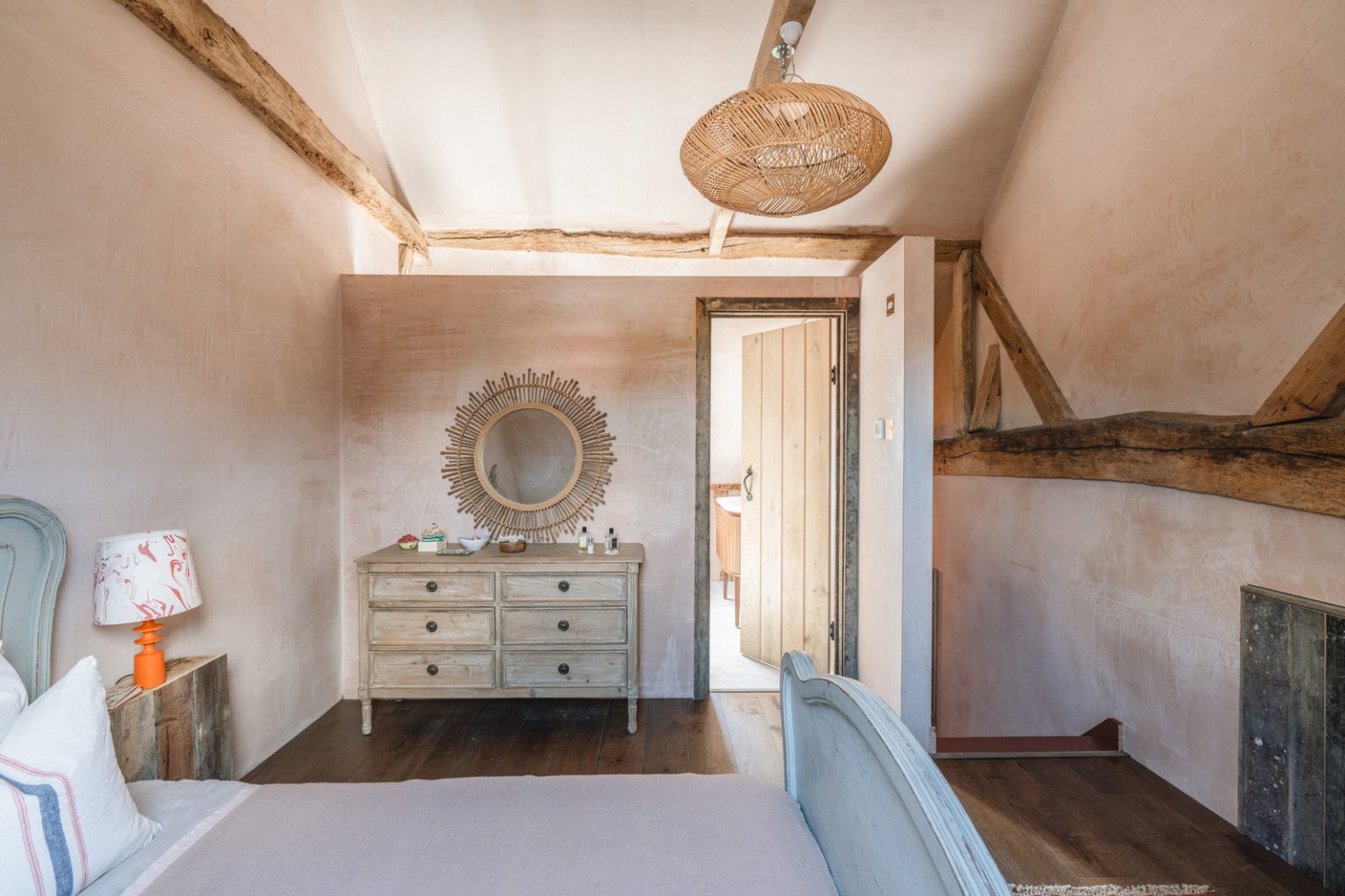 chambre avec colombages et poutres ancienne grange rénovée du 18e siècle