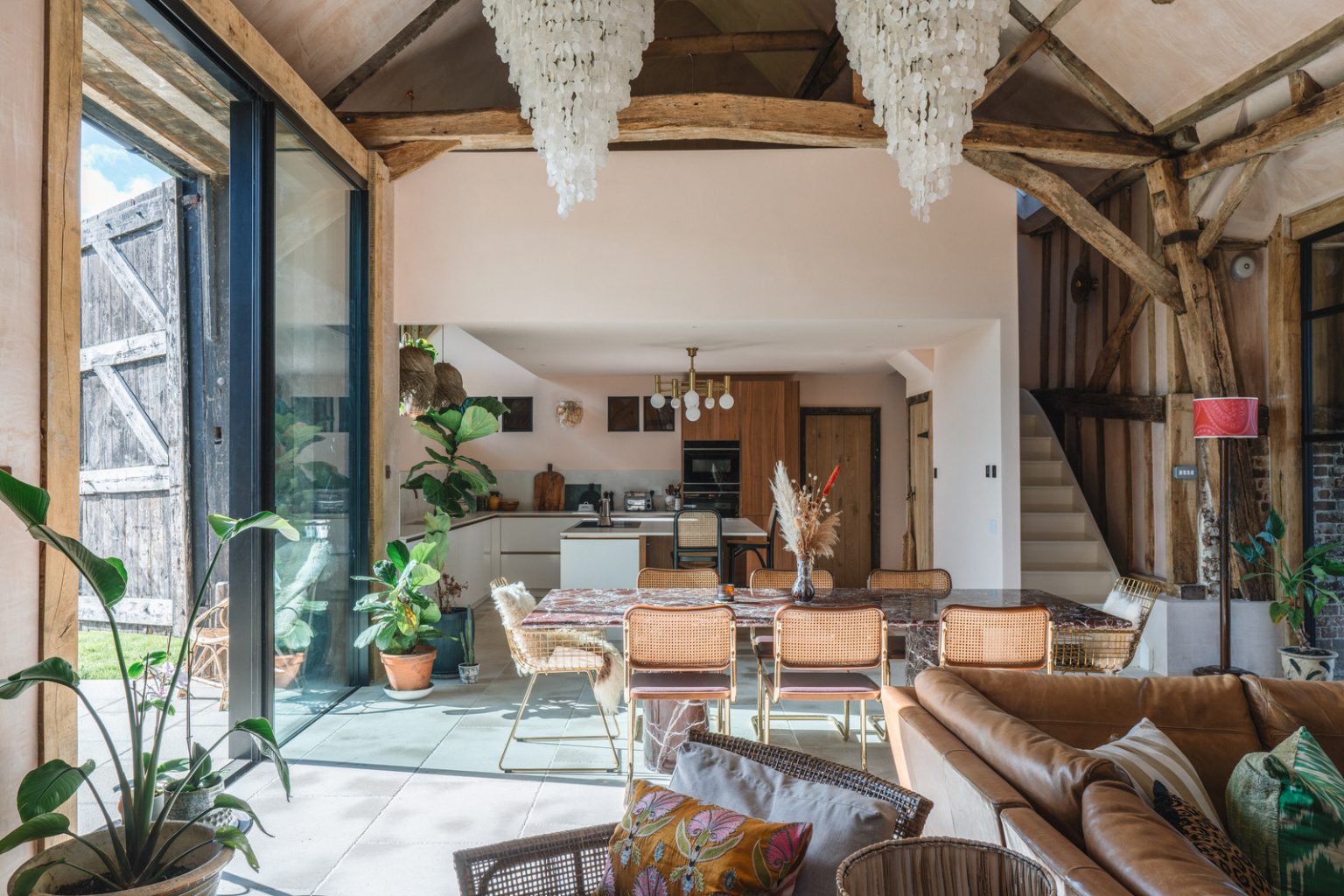 salon double hauteur avec colombages et poutres ancienne grange rénovée du 18e siècle