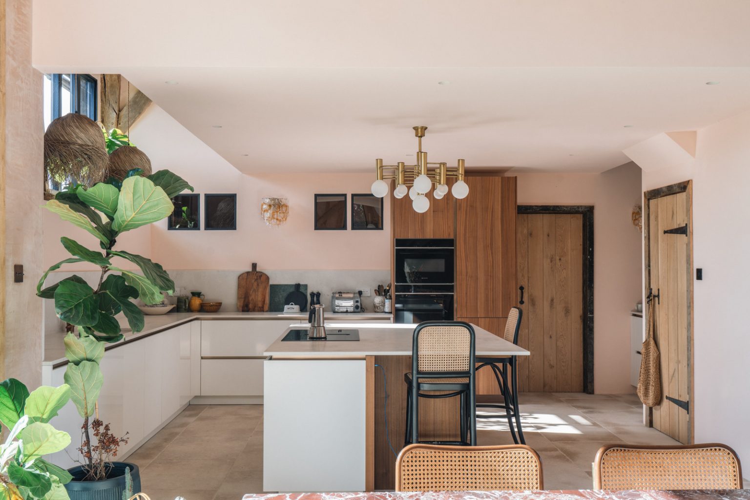 salle à manger et cuisine ancienne grange rénovée du 18e siècle