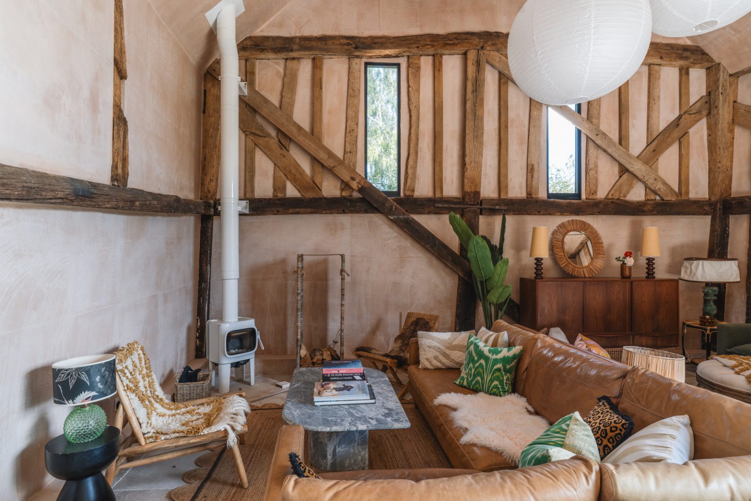 salon double hauteur avec colombages et poutres ancienne grange rénovée du 18e siècle