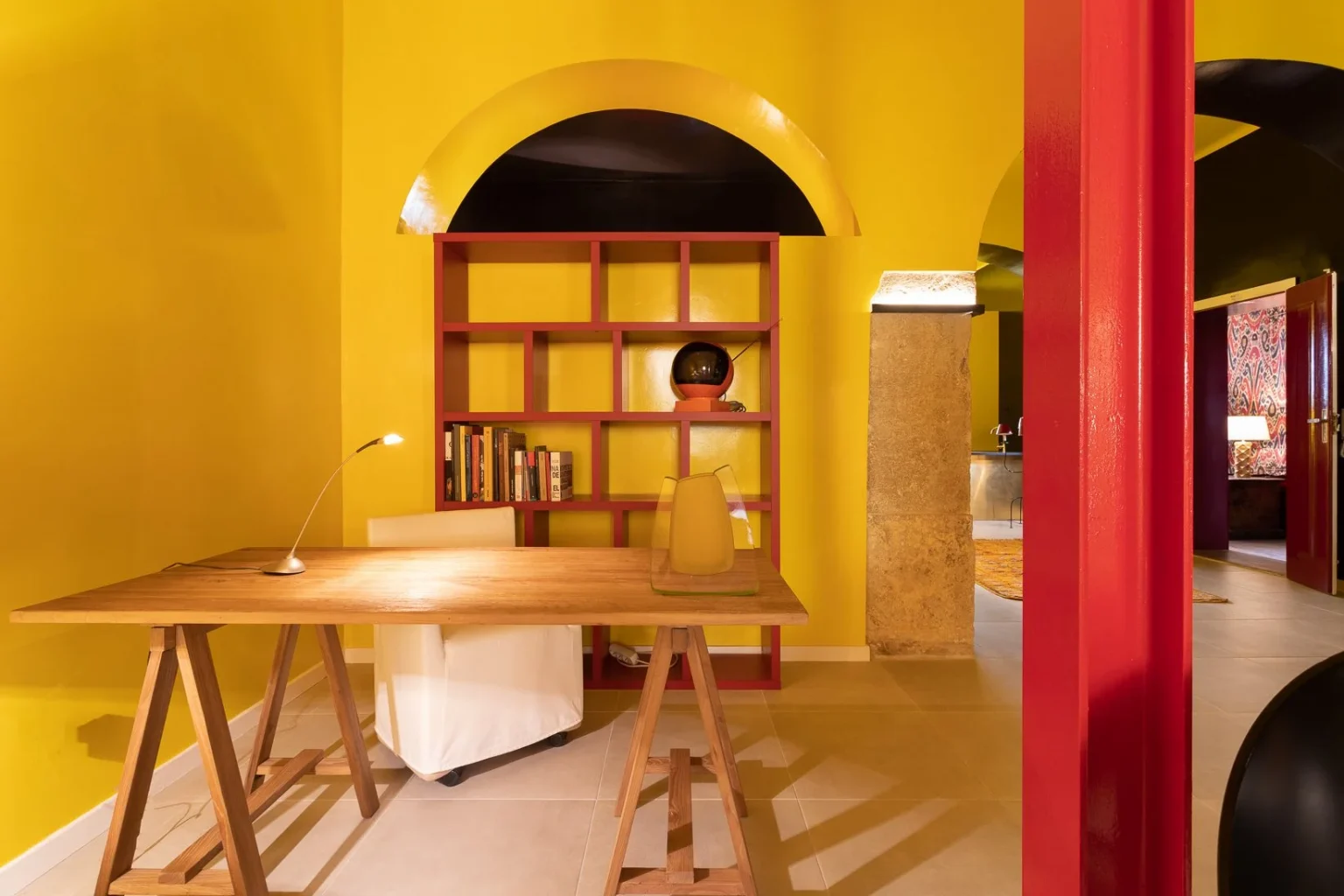 bureau avec bibliothèque décoration contemporaine jaune