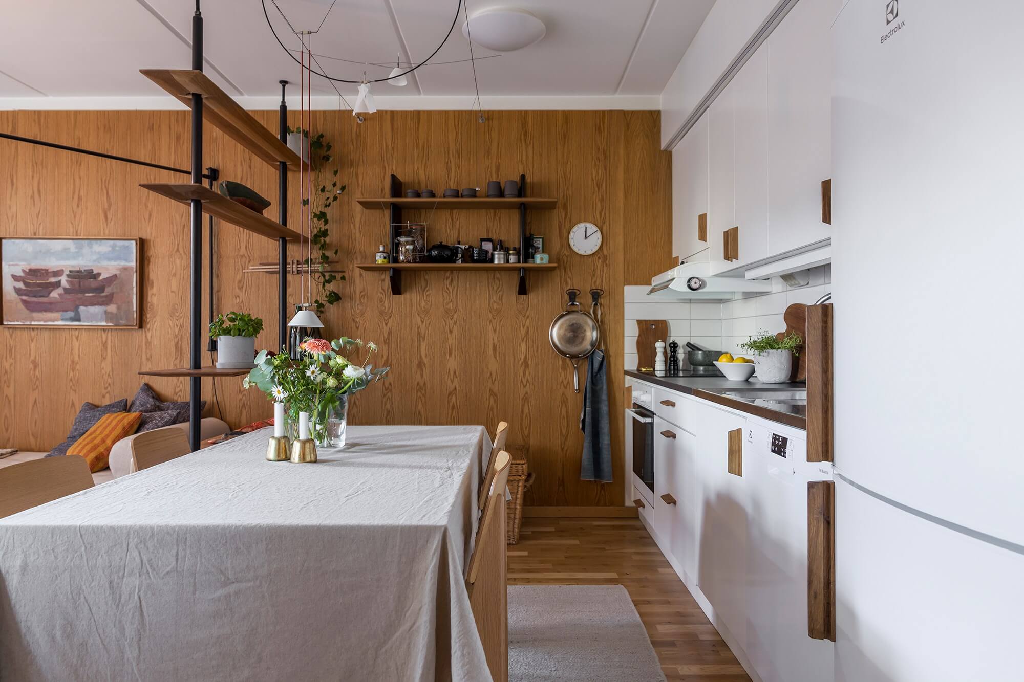 cuisine ouverte et salon mur bois deux-pièces de 46m2 style Japandi