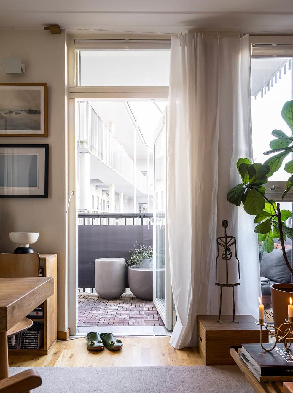 salon avec balcon deux-pièces de 46m2 style Japandi
