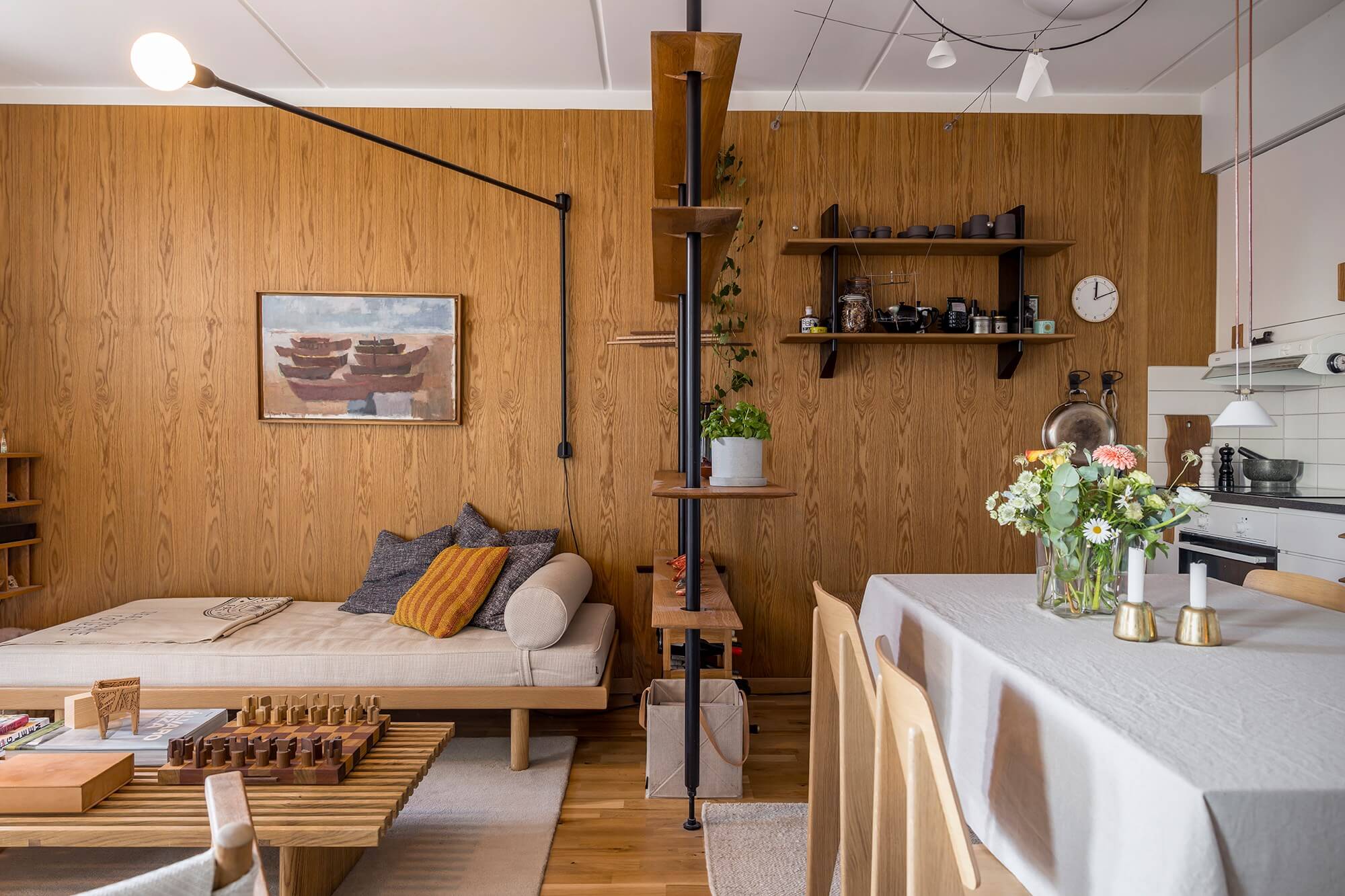 cuisine ouverte et salon mur bois deux-pièces de 46m2 style Japandi