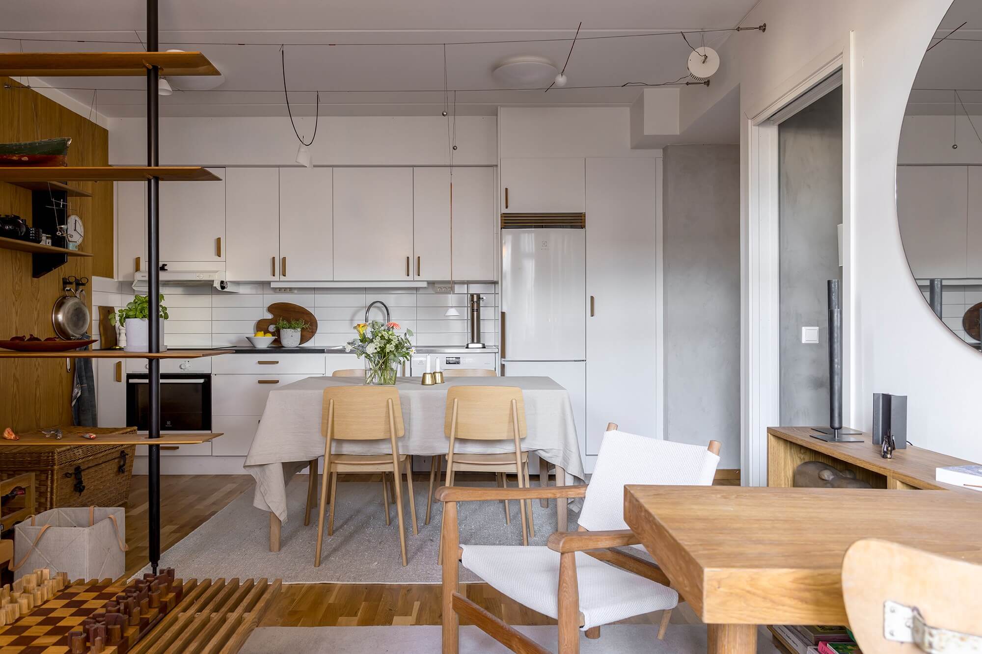 cuisine ouverte et salon mur bois deux-pièces de 46m2 style Japandi