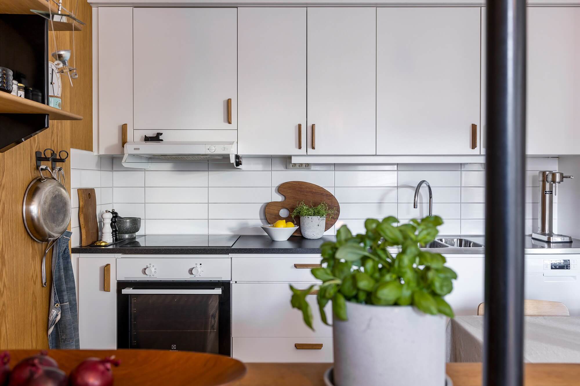 cuisine semi ouverte mur bois deux-pièces de 46m2 style Japandi