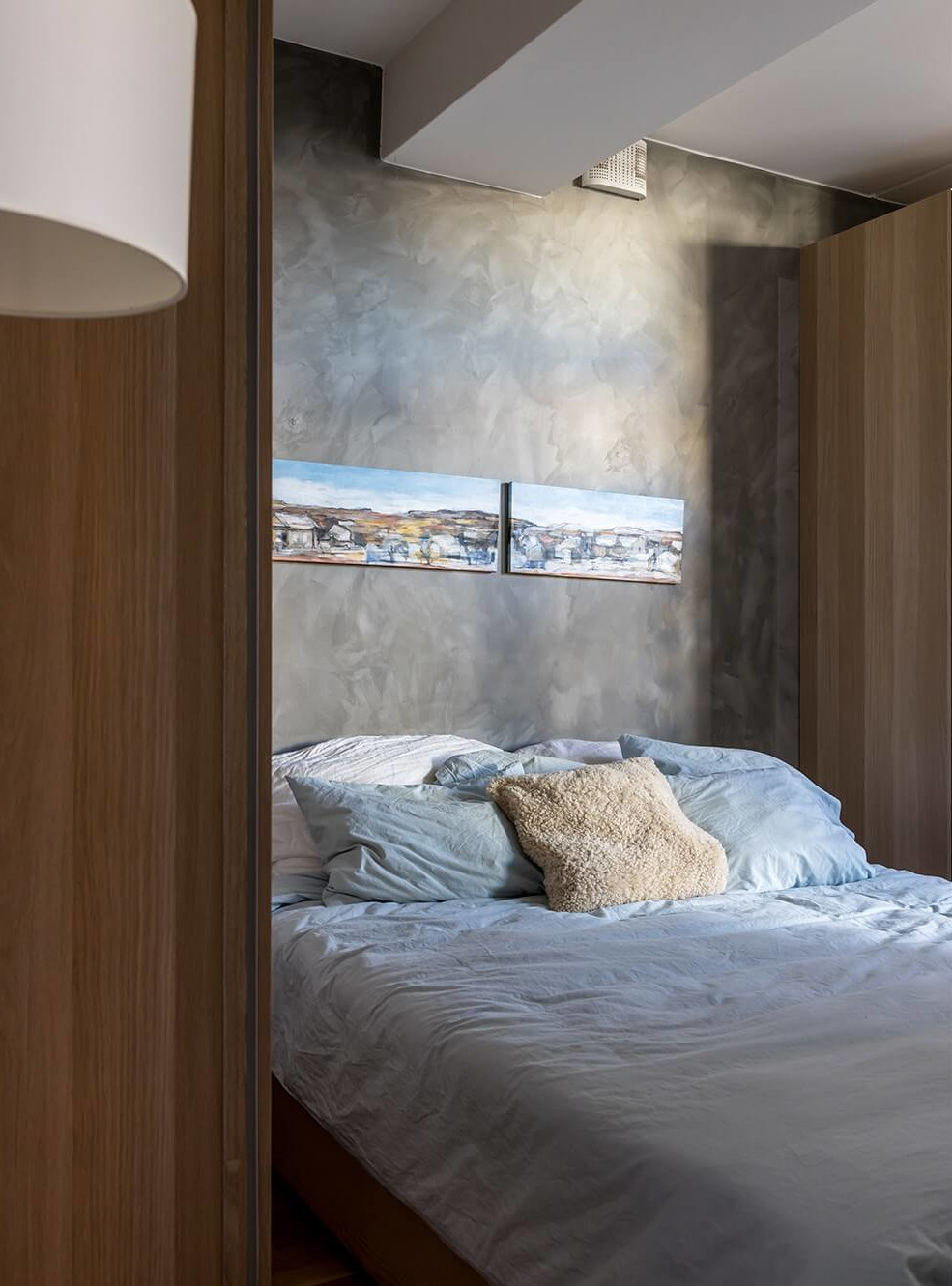 chambre murs gris à la chaux deux-pièces de 46m2 style Japandi