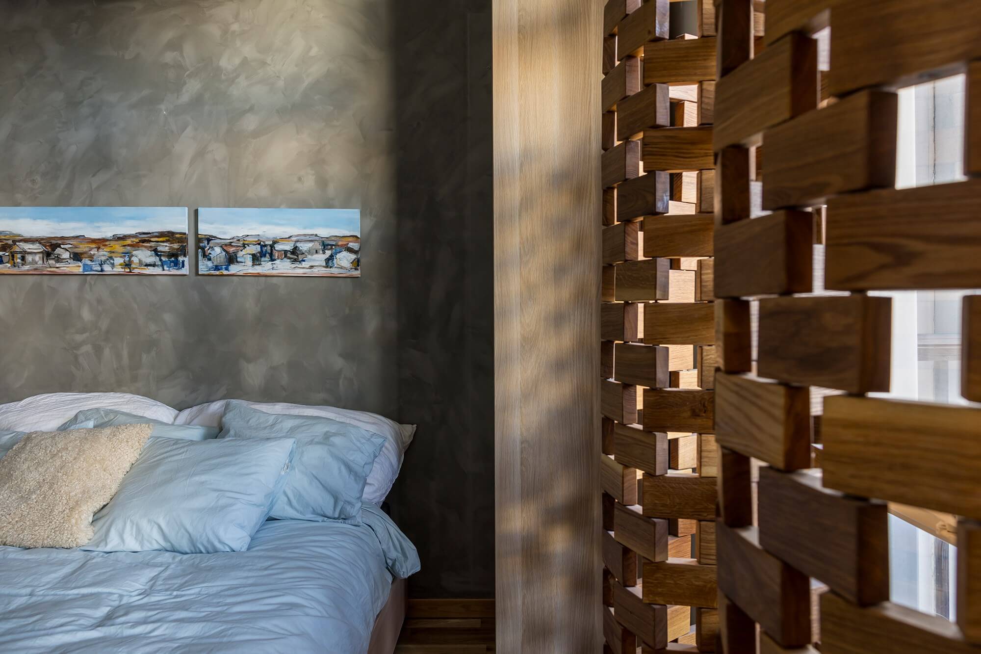 chambre murs gris à la chaux deux-pièces de 46m2 style Japandi