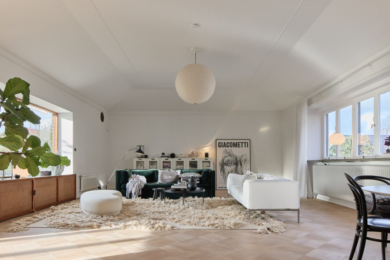 salon avec canapé velours vert décoration scandinave et design