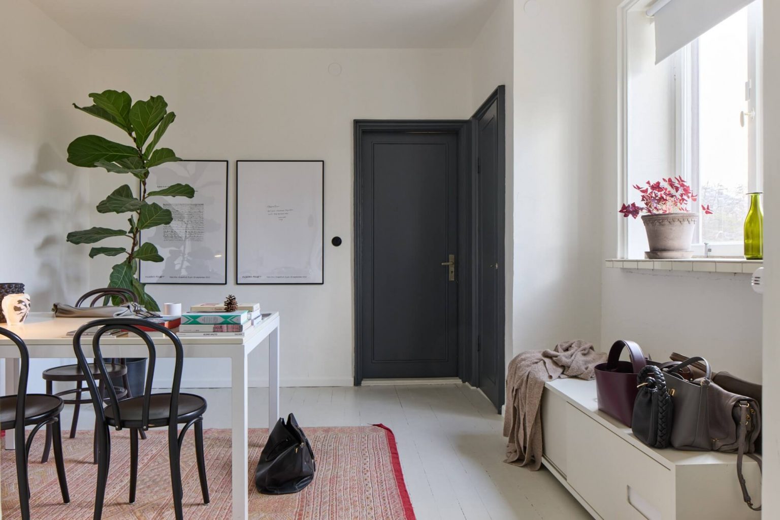 bureau portes noires murs blancs