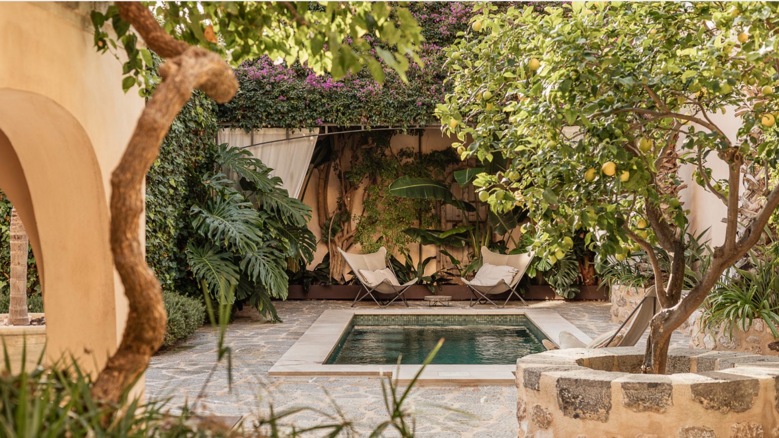 jardin maison de ville en pierres avec piscine Casa Calma Soller Majorque Berrow Projects