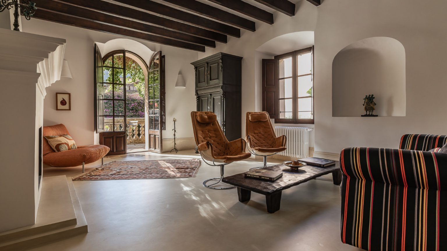 salon avec cheminée maison de ville en pierres avec piscine Casa Calma Soller Majorque Berrow Projects