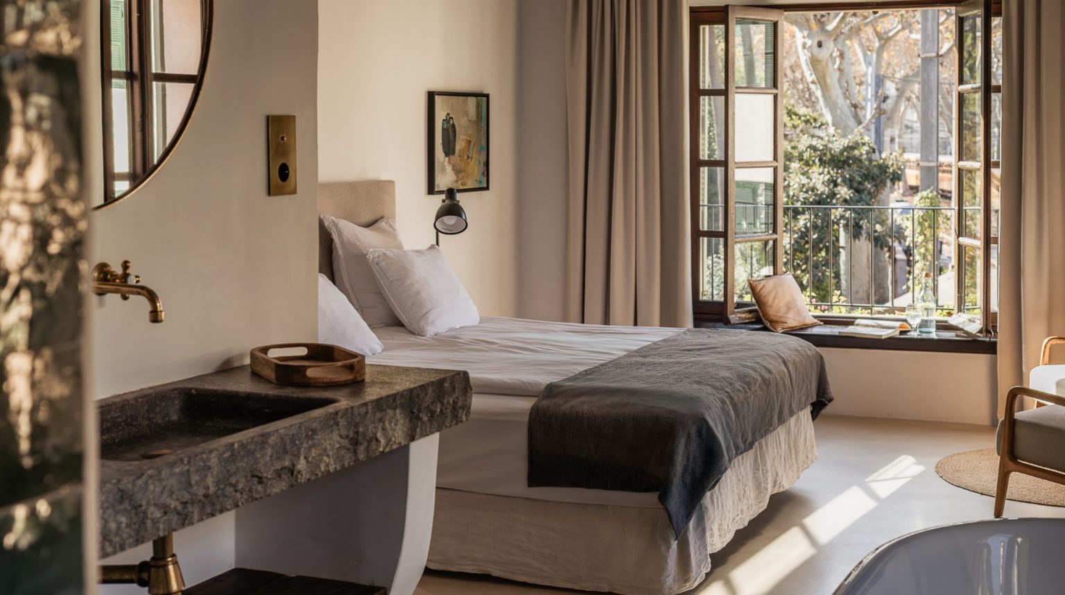 chambre avec salle de bain décoration rustique chic maison de ville en pierres avec piscine Casa Calma Soller Majorque Berrow Projects