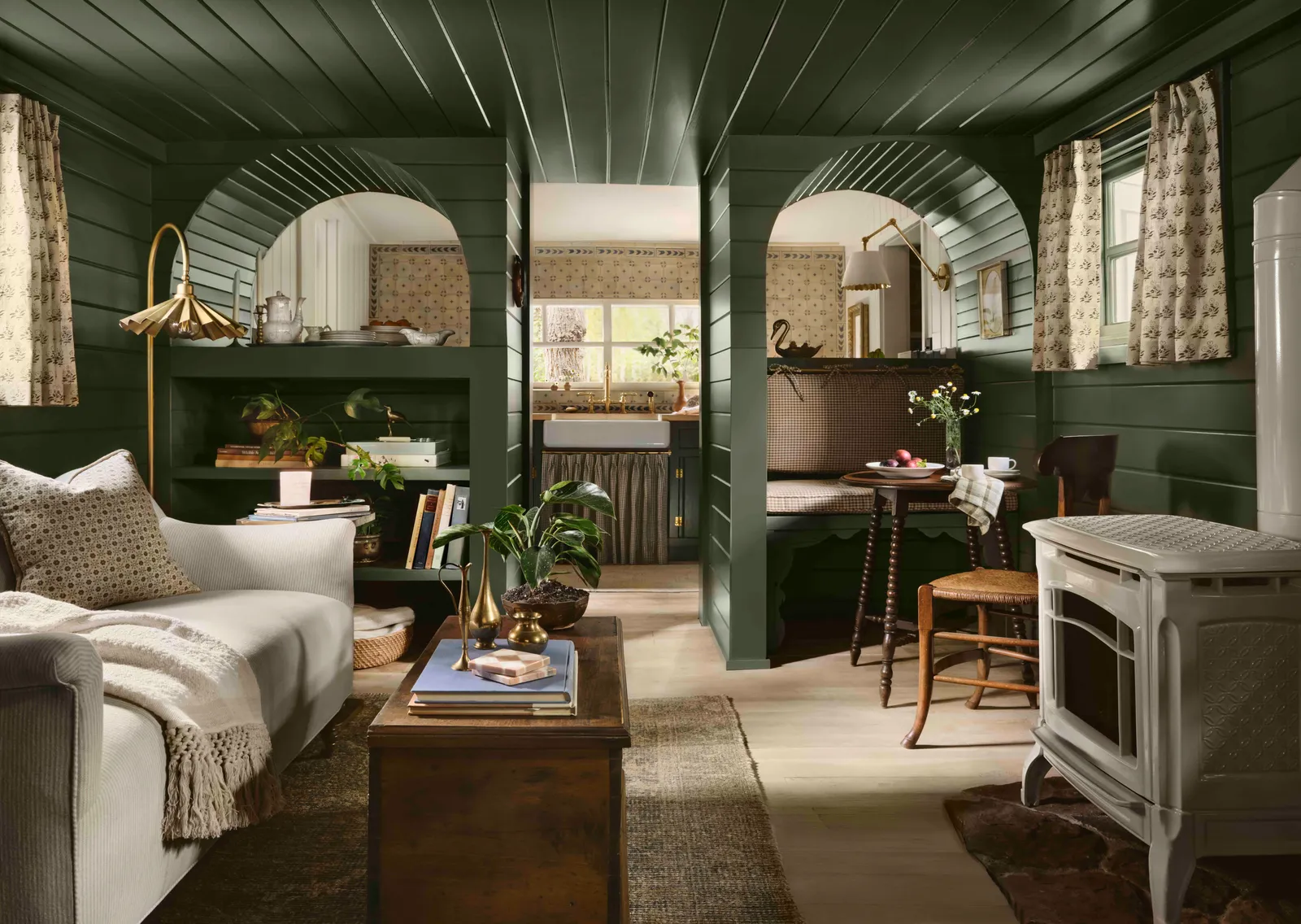 salon murs vert sapin avec poêle maison en bois Joanna et Chip Gaines dans les Rocheuses salon murs vert sapin avec poêle maison en bois Joanna et Chip Gaines dans les Rocheuses