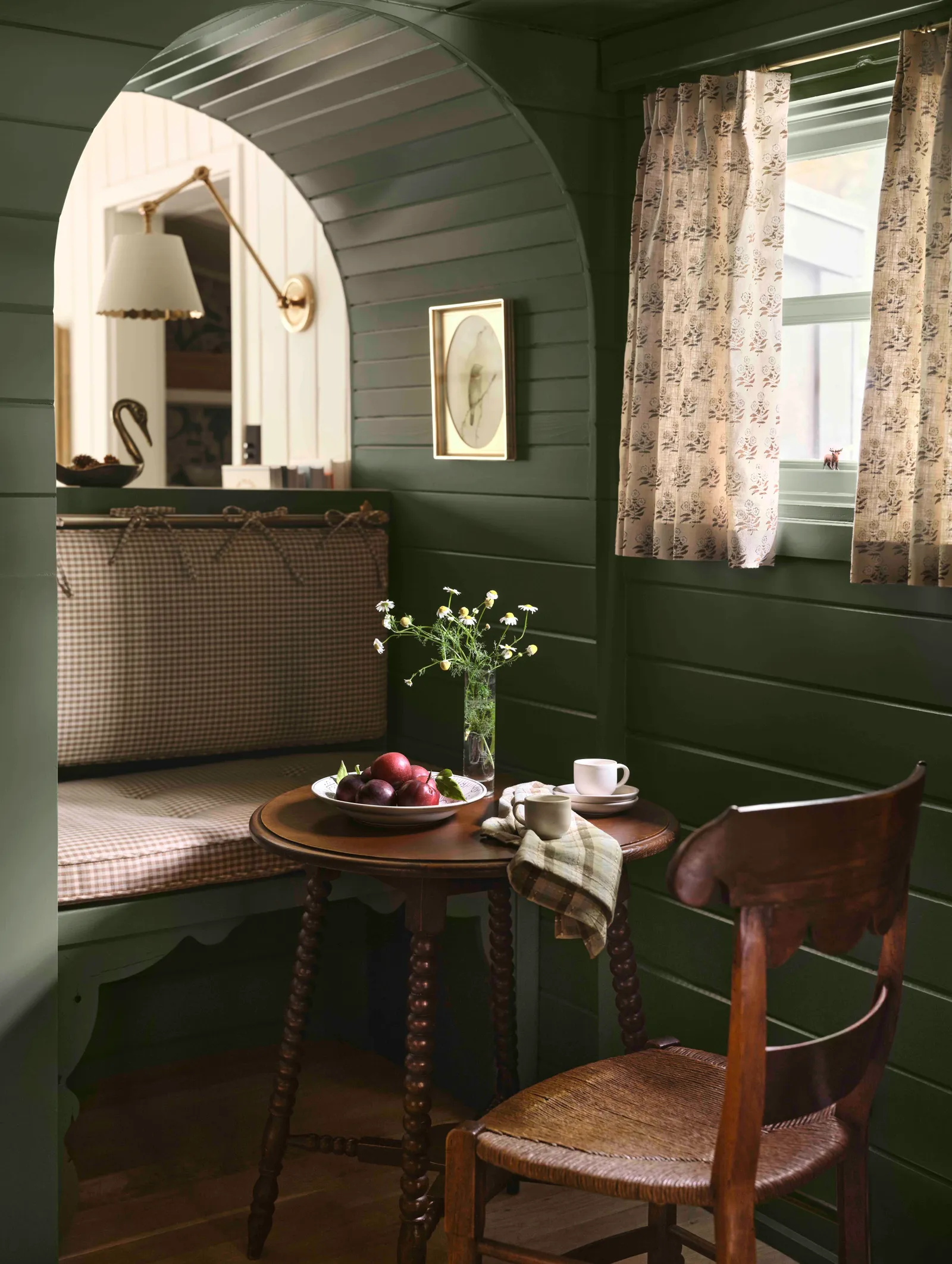 espace repas rustique chic murs verts et banc maison en bois Joanna et Chip Gaines dans les Rocheuses espace repas rustique chic murs verts et banc maison en bois Joanna et Chip Gaines dans les Rocheuses