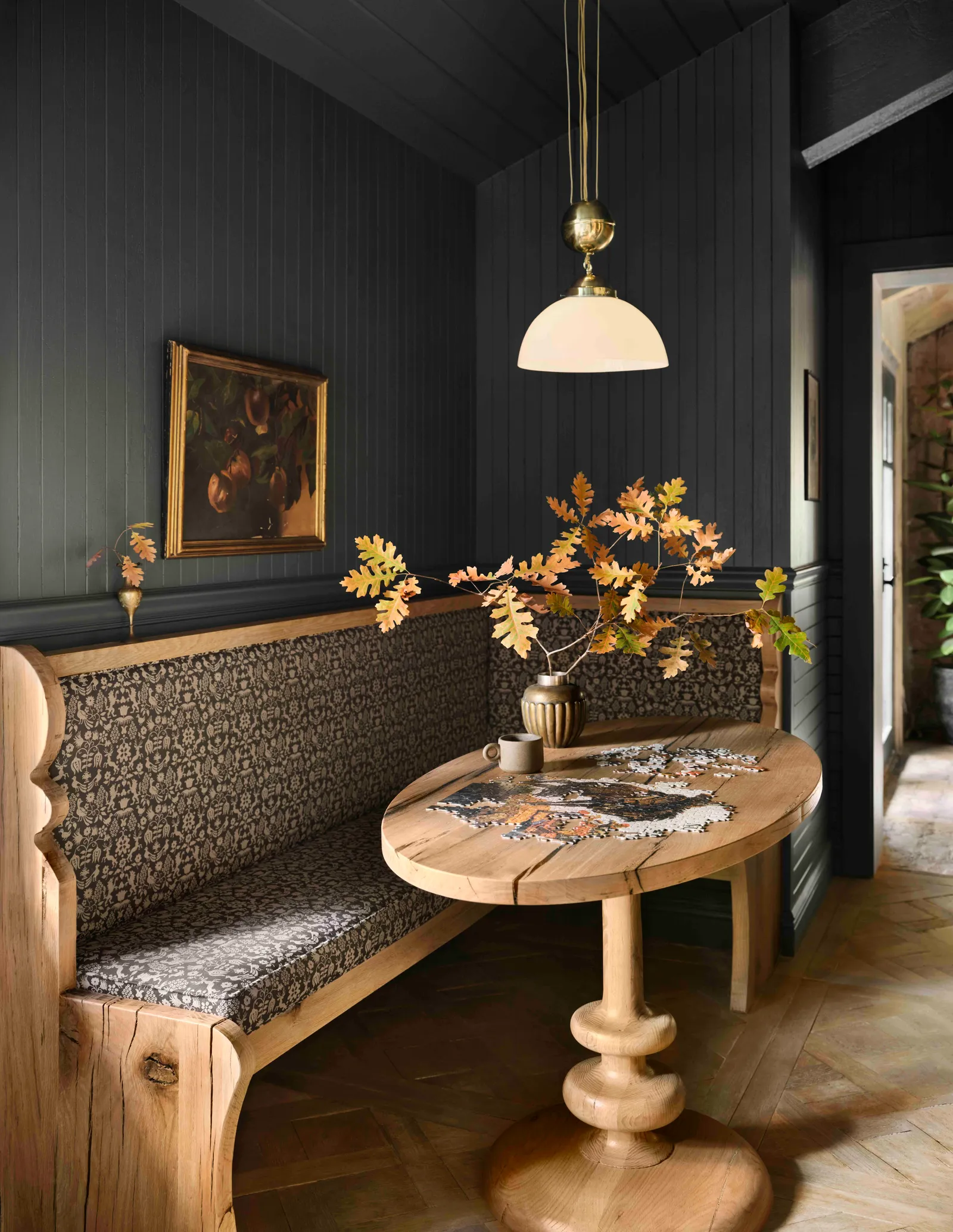 salon avec banc maison en bois Joanna et Chip Gaines dans les Rocheuses salon avec banc maison en bois Joanna et Chip Gaines dans les Rocheuses