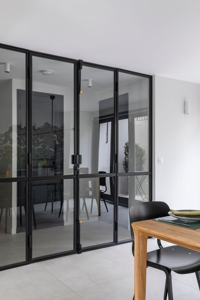 salle à manger avec porte verrière acier noir décoration contemporaine Photo : ©Pauline Le Goff salle à manger avec porte verrière acier noir décoration contemporaine Photo : ©Pauline Le Goff