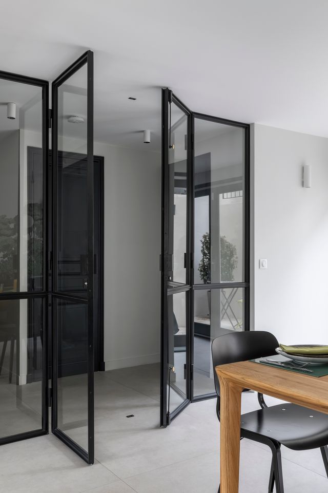salle à manger avec porte verrière acier noir décoration contemporaine Photo : ©Pauline Le Goff salle à manger avec porte verrière acier noir décoration contemporaine Photo : ©Pauline Le Goff