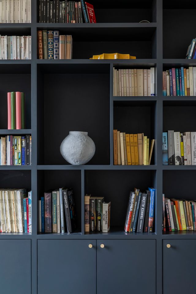 bibliothèque bleue sur mesure décoration contemporaine Photo : ©Pauline Le Goff bibliothèque bleue sur mesure décoration contemporaine Photo : ©Pauline Le Goff