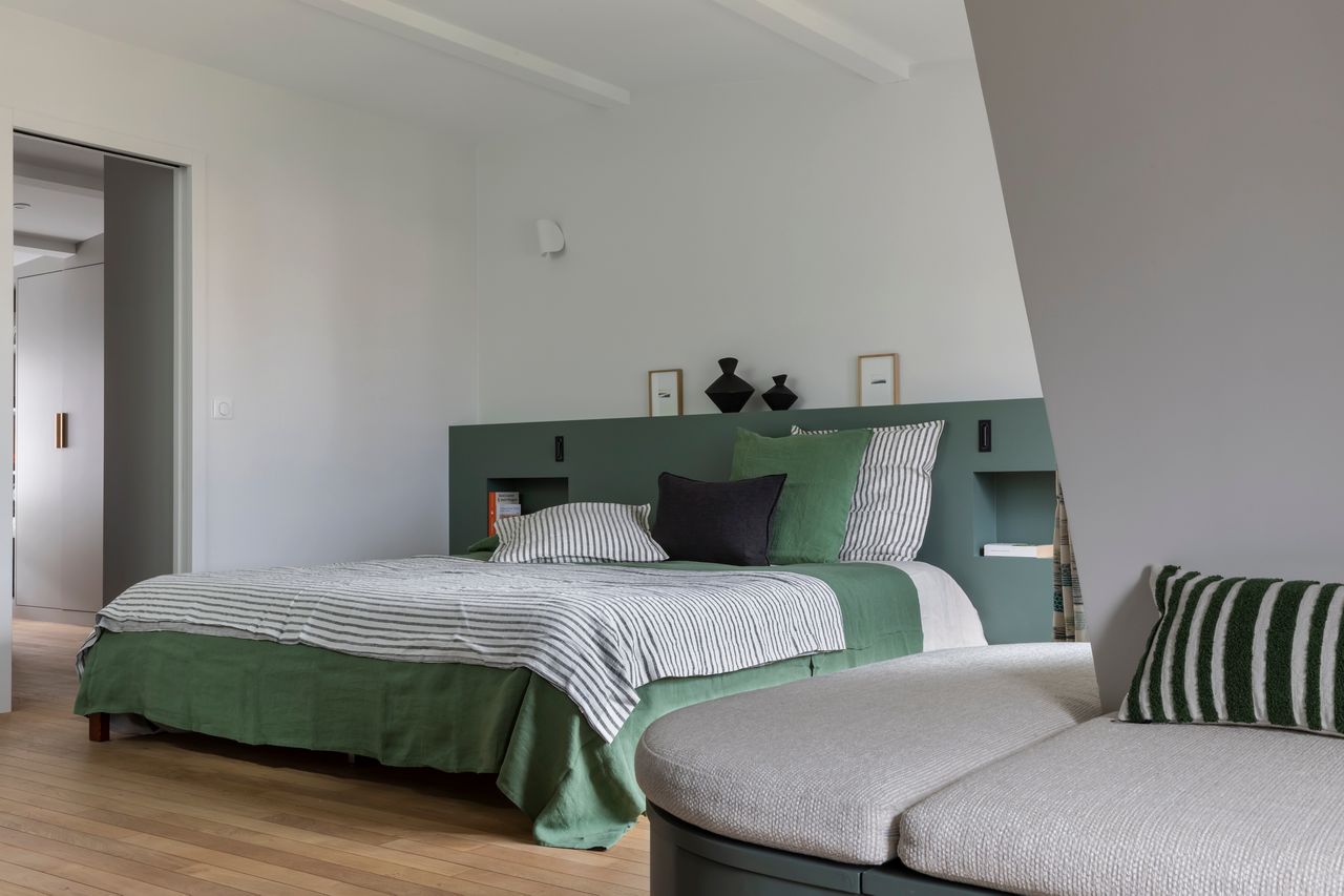 chambre mansardée décoration contemporaine verte et blanche Photo : ©Pauline Le Goff chambre mansardée décoration contemporaine verte et blanche Photo : ©Pauline Le Goff