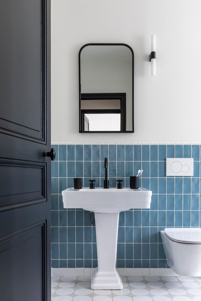 salle de bain bleue Photo : ©Pauline Le Goff salle de bain bleue Photo : ©Pauline Le Goff