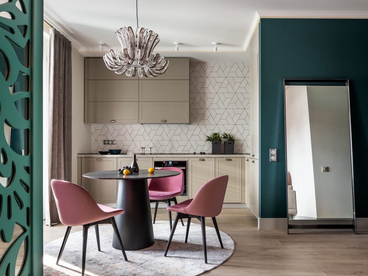 cuisine et salle à manger studio 43m2 décoration maximaliste et colorée