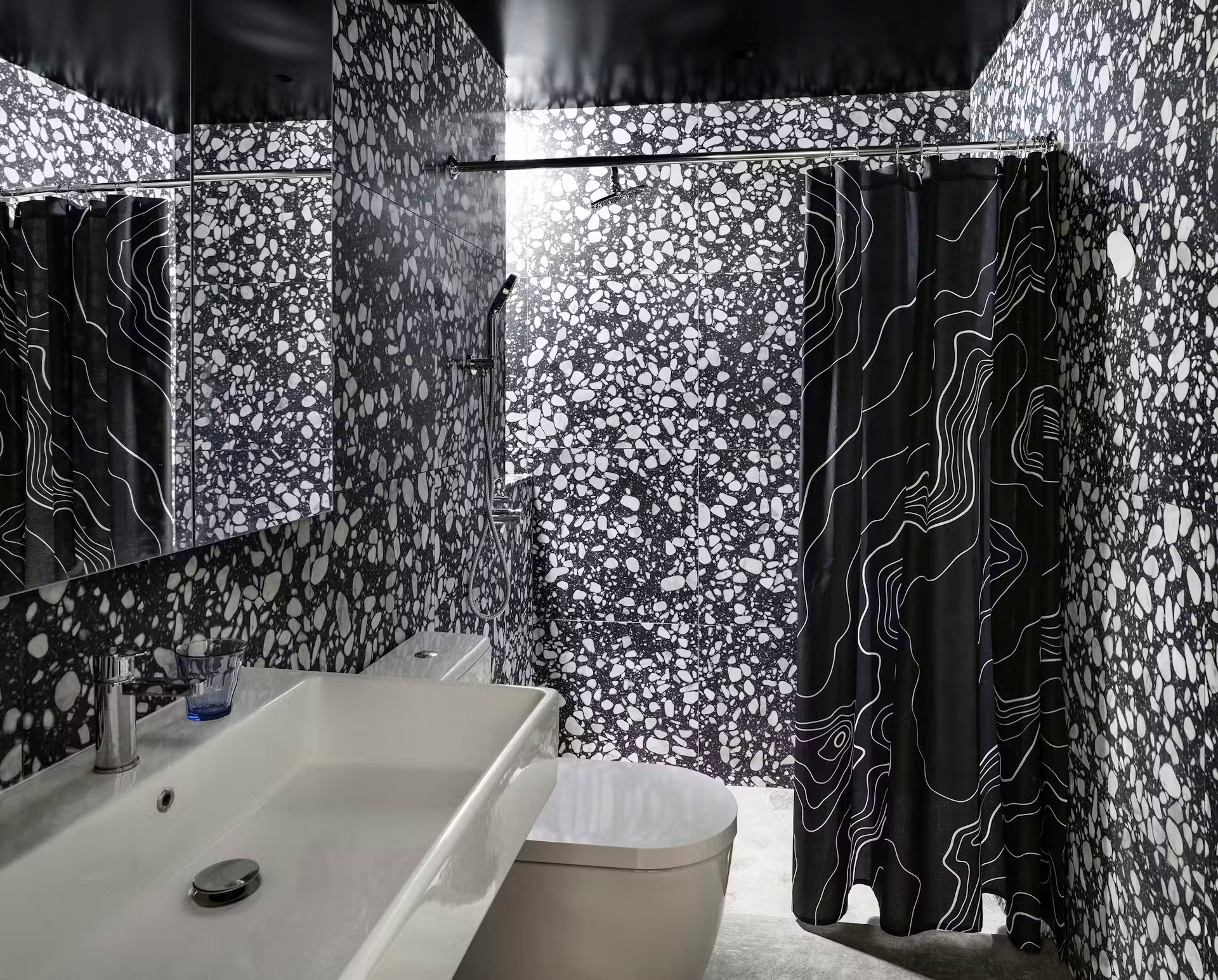 salle de bain design noire et blanche grande maison préfabriquée en bois