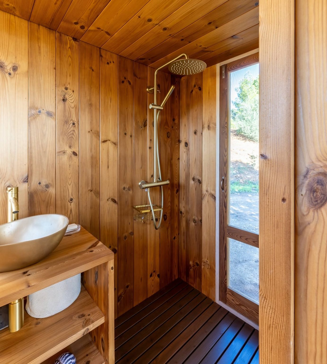 salle de bain murs et plafonds bois mini maison mobile autonome par Madeiguincho