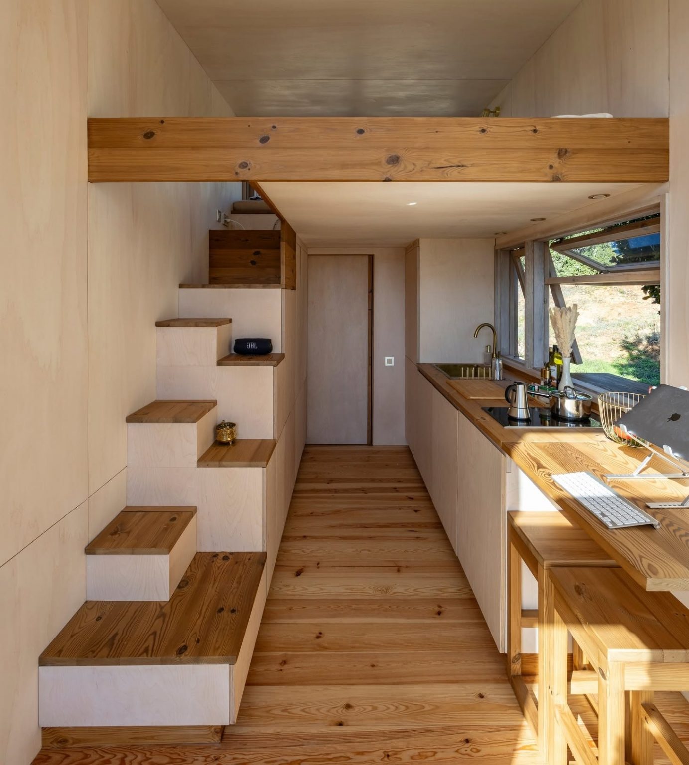 cuisine et mezzanine mini maison mobile autonome par Madeiguincho
