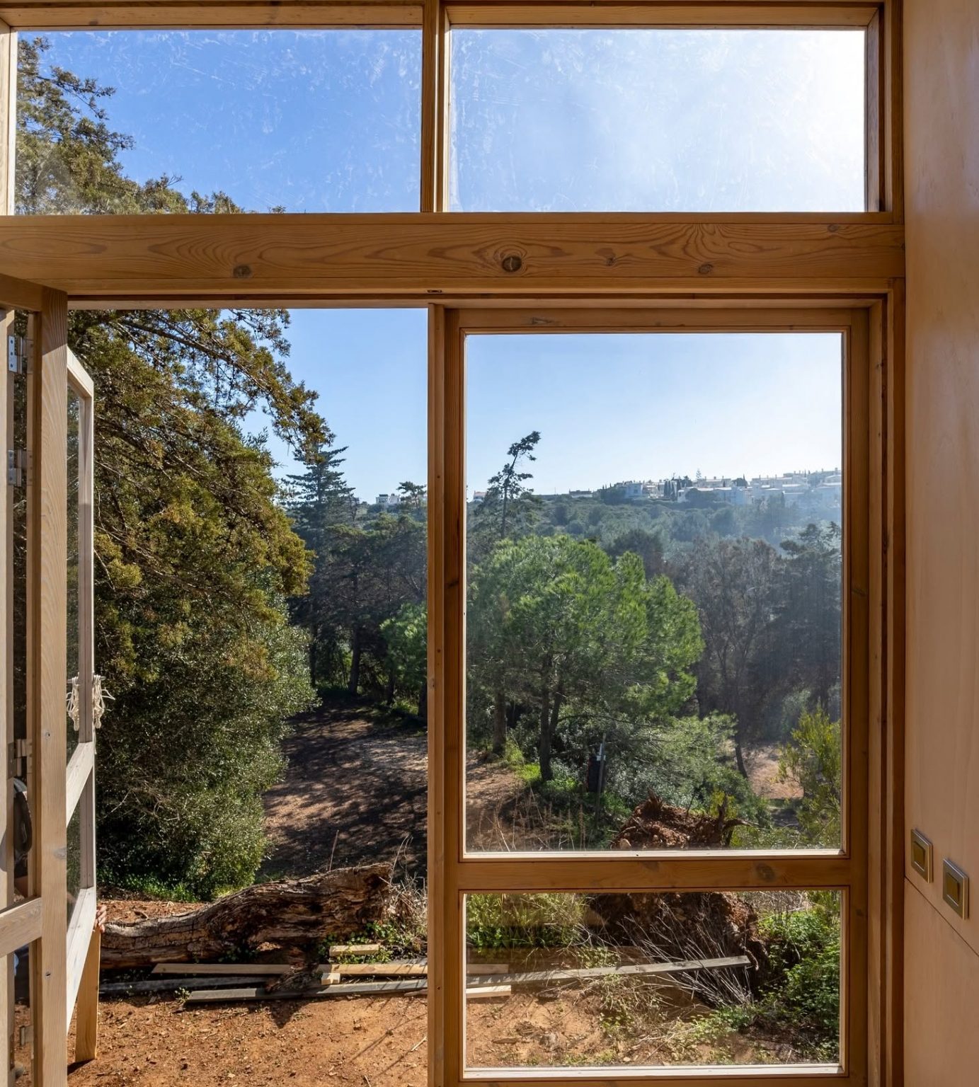 baie vitrée en pignon mini maison mobile autonome par Madeiguincho